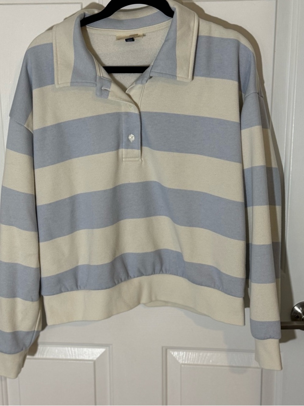 Universal Thread Cream and Black Top with Navy Tag